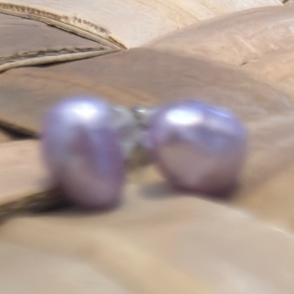Lavender freshwater stud earrings - Picture 4 of 4
